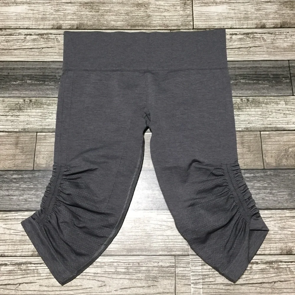 Lululemon Crop Leggings Women’s 10 (Inseam 16) Gray Ruffled Side Stretch. - Picture 8 of 9